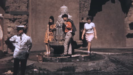 Tourists-Pose-for-a-Photo-at-Fontana-delle-Tiare-in-Rome-in-the-1960s