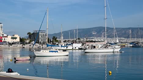 Varios-Barcos-Flotando-Fuera-De-Laurium,-Grecia