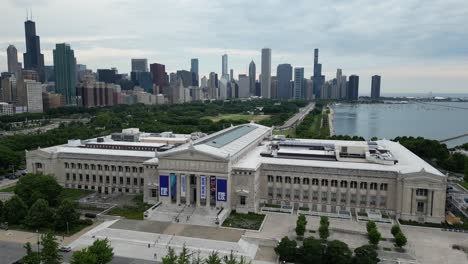 Field-Museum-Chicago-Drone-4k-50fps-slow-reveal-with-skyline-city-behind-it-lake-michigan