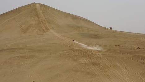 Motorradfahrer-Fahren-In-Der-Wüste