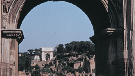 Arco-De-Septimio-Severo-Con-Edificio-Sobre-Una-Colina-En-El-Fondo-En-Roma-1960