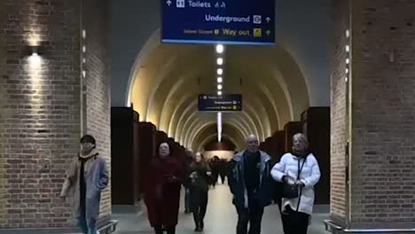 Pasajeros-Caminando-Por-La-Estación-De-Metro-London-Bridge,-Londres,-Reino-Unido