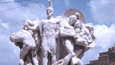 Estatua-Del-Soldado-Romano-Con-Prisioneros-En-El-Puente-Vittorio-Emanuel-En-Roma-1960