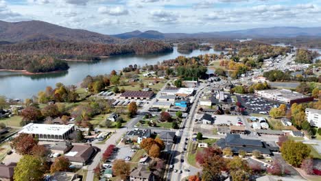 aerial-pullout-over-the-town-of-hiawassee-georgia,-lake-chatuge