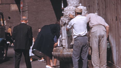 Besucher-Trinken-An-Einem-Heißen-Tag-Im-Rom-Der-1960er-Jahre-Wasser-Aus-Der-Fontana-Delle-Tiare