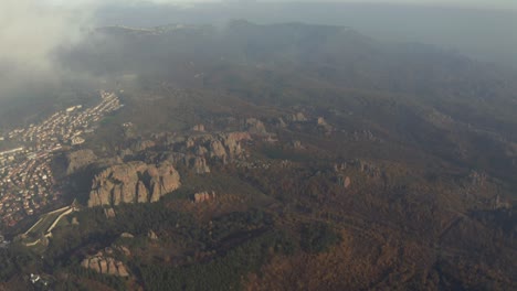 Drones-Ametrallando-Sobre-Las-Formaciones-Rocosas-Naturales-De-La-Fortaleza-De-Belogradchik-En-La-Provincia-De-Vidin,-En-Bulgaria