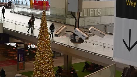 Nahaufnahme-Des-Weihnachtsbaums-Im-Bahnhof-Waterloo,-London,-Vereinigtes-Königreich