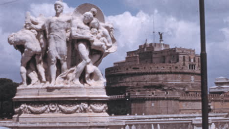 Estatua-De-Soldado-Romano-Con-Prisioneros-Con-El-Castel-Sant-Angelo-Al-Fondo