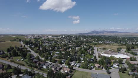 Paso-Elevado-Aéreo-De-Lewistown,-Montana.-Hermosa-Comunidad-Agrícola