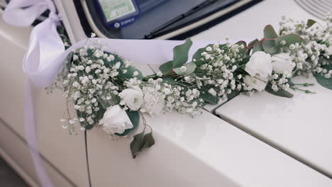 Wedding-vintage-Car-Floral-Decoration-with-Ribbons