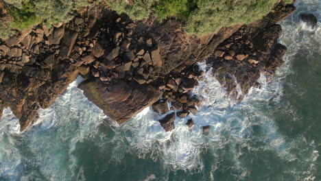 60-Fps-Top-Down-Drohnenaufnahme-Von-Wellen,-Die-An-Felsen-An-Der-Tropischen-Küste-In-Sri-Lanka-In-Zeitlupe-Krachen