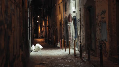 Dimly-lit-alleyway-in-Naples-at-night,-Italy
