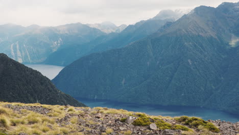 Atemberaubende-Aussicht-Auf-Die-Berge-Entlang-Des-Kepler-Tracks-In-Neuseeland