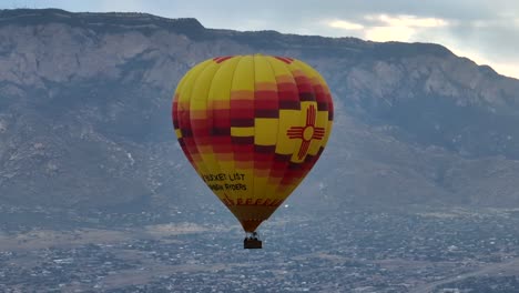 Heißluftballon-Mit-Neuem-Mexiko-Flaggendesign,-Das-über-Albuquerque-Fliegt