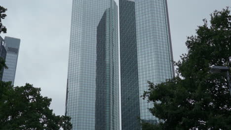 Blick-Auf-Einen-Wolkenkratzer-Und-Das-Stadtzentrum