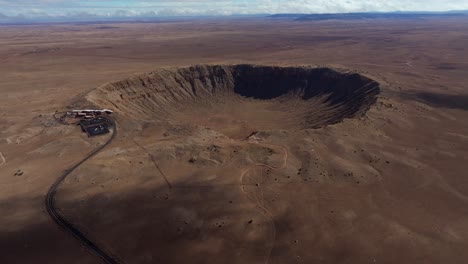 4k-Luftaufnahme-Eines-Meteorkraters-Oder-Barringer-Kraters-In-Arizona,-USA