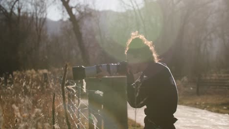 Kamerafrau-Filmt-Bäume-Auf-Einer-Wanderung