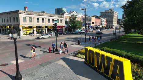 Iowa-City:-Pedestrian-area-with-"IOWA"-sculpture-and-street-view