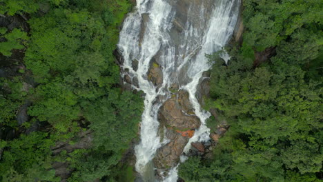 Luftdrohnenaufnahme-Von-Oben-Nach-Unten-Von-Den-Ravana-Wasserfällen-In-Ella,-Sri-Lanka