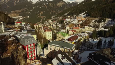 Stadt-Badgastein-In-Österreich-An-Sonnigen-Wintertagen,-Luftaufnahme