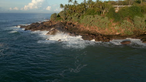 60-Fps-Aufnahme-Einer-Drohne-Aus-Der-Luft-Auf-Wellen,-Die-An-Felsen-An-Der-Tropischen-Küste-Sri-Lankas-Krachen