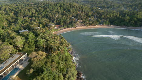 Hochaufragende-Luftdrohnenaufnahme-über-Dem-Strand-Und-Der-Bucht-Von-Hiriketiya-Im-Süden-Sri-Lankas-Mit-60-Bildern-Pro-Sekunde