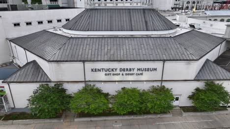 Kentucky-Derby-Museum,-Souvenirladen-Und-Café
