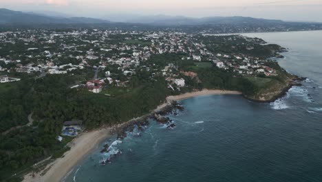 Vista-Aérea-En-ángulo-Alto-De-Puerto-Escondido-México-Lugar-De-Surf-Destino-De-Viaje-Océano-Mar-Imágenes-De-Drones