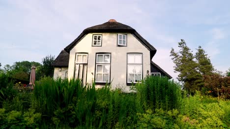 Reetdachhäuser-Entlang-Der-Wasserstraßen-Des-Dorfes-Giethoorn-In-Den-Niederlanden