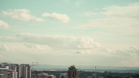 Schöne-Aufnahme-über-Der-Stadt,-Fliegendes-Flugzeug-über-Israel-Tel-Aviv,-Wurde-Vom-Dach-Aus-Aufgenommen,-Naher-Osten,-Bunte-Surfwolken,-Goldene-Stunde,-Stadtbild,-Sony-4K-Video