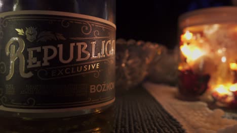 Detail-über-Republica-Exklusiven-Bozkov-Alkohol-Rum,-Hergestellt-In-Der-Tschechischen-Republik,-Nachts-Bei-Kerzenlicht