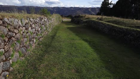 Antiguo-Camino-Inca-Que-Atraviesa-Kusilluchayoc-Y-El-Templo-De-La-Luna-En-Cusco,-Perú---Tiro-Panorámico-A-La-Derecha