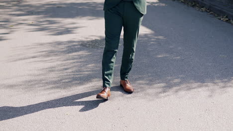 Die-Untere-Hälfte-Eines-Stilvollen-Mannes-In-Eleganten-Hosen-Und-Lederschuhen