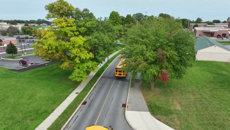 Autobuses-Circulando-Por-El-Campus-De-Una-Escuela-Americana.