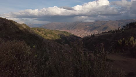 Cusco,-Perú---Una-Vista-Panorámica-De-Norte-A-Sur,-Revelando-La-Ciudad-De-Cusco---Toma-Panorámica