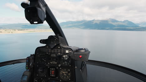 Pov-Helikopter-Cockpit-über-Einem-Ruhigen-See-Mit-Majestätischen-Gipfeln-In-Der-Ferne
