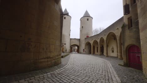 Die-Vorburg-Der-Burg-German&#39;s-Gate-In-Metz,-Frankreich,-Liegt-In-Der-Handaufnahme-Leer-Da