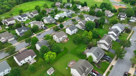 Suburban-neighborhood-with-rows-of-houses-and-green-lawns