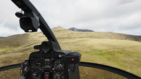 Pov-Helikopter-Cockpit,-Das-über-Majestätische-Wiesen-Am-Berghang-Fliegt