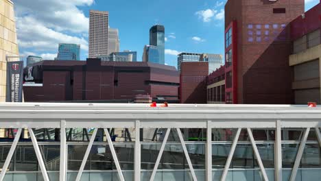 Moderne-Skyway-Brücke-In-Der-Innenstadt-Von-Minneapolis,-Die-Gebäude-In-Der-Innenstadt-Verbindet