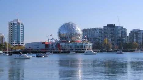 Science-World-Museum-Mit-Yachten-Im-False-Creek-In-Vancouver,-Kanada