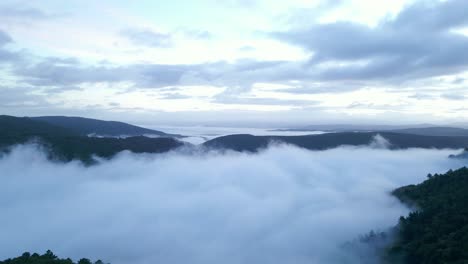 Luftaufnahme-Bei-Schwachem-Licht-Des-Sil-Canyons,-Bedeckt-Mit-Dichtem-Nebel,-Galizien,-Spanien