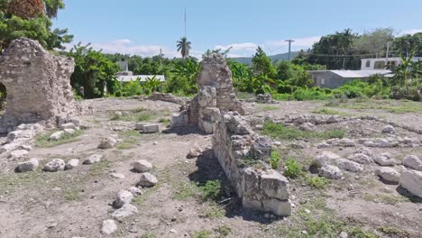 Sedimentgestein-Verstreut-Im-Sommer-In-Den-Ruinen-Des-Klosters-La-Merced-In-Pueblo-Viejo,-Azua,-Dominikanische-Republik
