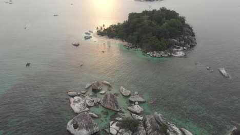 Schwenkaufnahme-Von-Pulau-Kelayang-In-Belitung-Während-Des-Sonnenuntergangs,-Luftaufnahme
