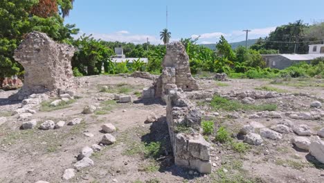 Steinmauern-Und-Trümmer,-Die-In-Den-Ruinen-Des-La-Merced-Klosters-In-Pueblo-Viejo,-Azua,-Dominikanische-Republik,-Zurückgelassen-Wurden