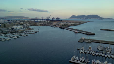 Überblick-über-Die-Drohneneinrichtung-Hafen-Und-Yachthafen-Von-Algeciras-An-Einem-Strahlend-Sonnigen-Tag