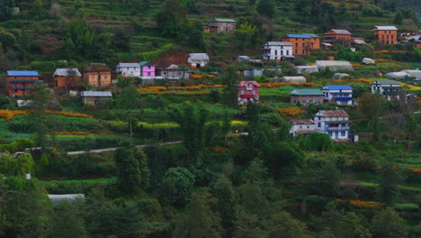 Hügelige-Region-Von-Nepal,-Traditionelle-Wohnhäuser,-Ackerland,-Authentische-Drohnenaufnahme-4k