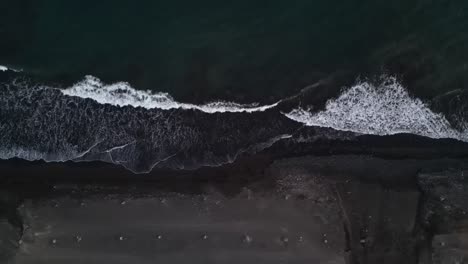 Luftaufnahme-Der-Sandigen-Küste-Mit-Ruhigen-Wellen-Auf-Den-Kapverdischen-Inseln,-Afrika