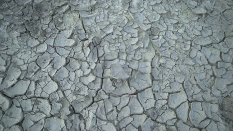 Cracks-have-appeared-in-the-ground-due-to-lack-of-rain-for-many-days