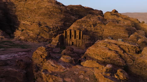 Blick-Auf-Den-Sonnenuntergang-Des-Aus-Sandsteinfelsen-Gehauenen-Klosters-Ad-Deir-In-Petra,-Jordanien